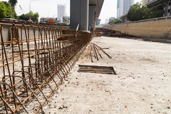 Stalen wapening en beton scheidingslijn wordt gebouwd op bouwplaats — Stockfoto