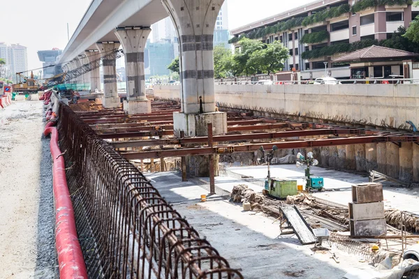 Bouw van de tunnel onderdoorgang onder trein regel binnen stad — Stockfoto