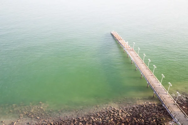 Molo sulla costa raggiunge per calmare il mare verde — Foto Stock