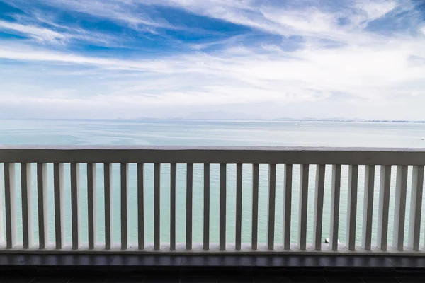 Balkon z widokiem na zapierające dech w piersiach sceniczny z horyzont jako zasoby graficzne — Zdjęcie stockowe