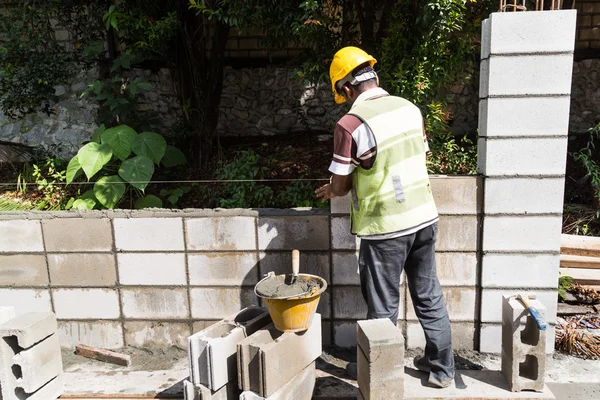 Arbetstagare att bygga byggnaden buller barriär väggar på upptagen motorvägen — Stockfoto