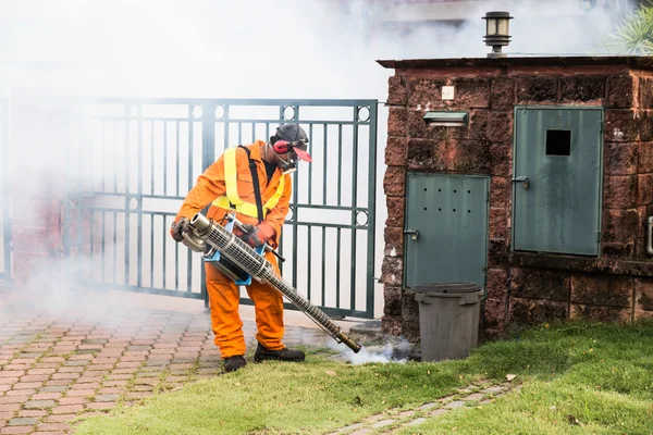 Trabajador empañando área residencial con insecticidas para matar aedes —  Fotos de Stock