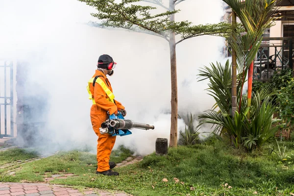 Trabalhador nevoeiro área residencial com inseticidas para matar aedes — Fotografia de Stock