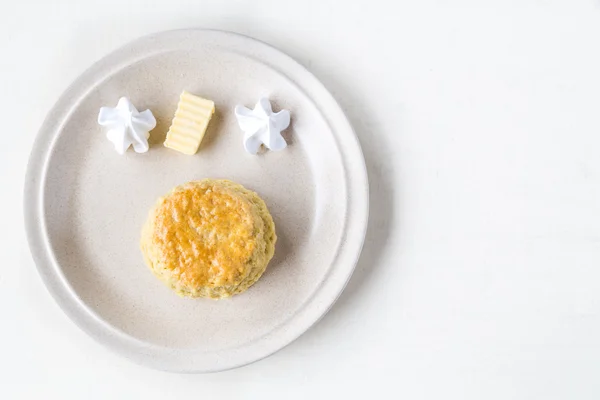 Sencillos y deliciosos bollos ingleses con mantequilla y crema —  Fotos de Stock