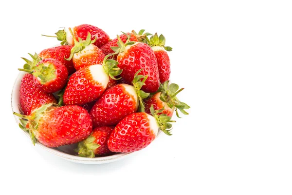 Plateful de fraises biologiques fraîchement récoltées avec ba blanc — Photo