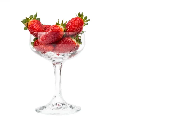 Juicy strawberries in a transparent cocktail glass with white ba — Stock Photo, Image