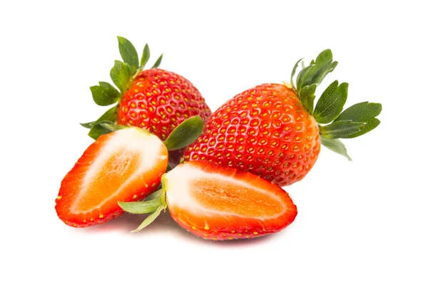 Primer plano de fresas orgánicas jugosas frescas con fondo blanco — Foto de Stock