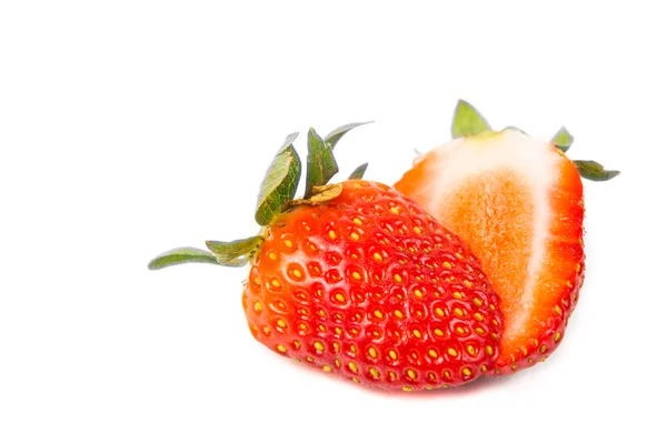 Gros plan de fraises biologiques juteuses fraîches tranchées avec ba blanc — Photo