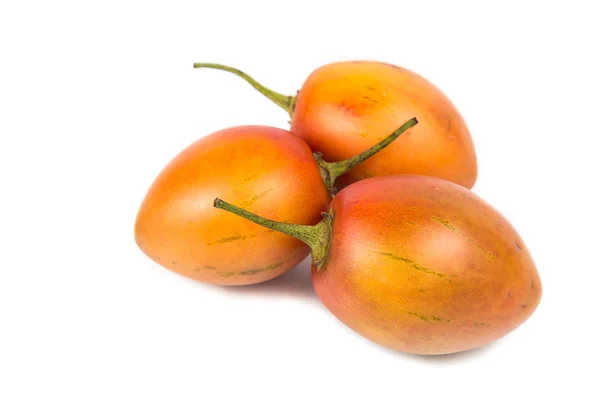 Frutas frescas de tamarillo también conocidas como tomate con fondo blanco — Foto de Stock