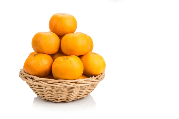 Pilha de laranjas de tangerina em cesta com fundo branco — Fotografia de Stock