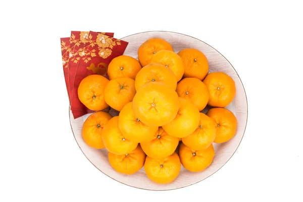 Heap of mandarin oranges, red packets with good luck character — Zdjęcie stockowe