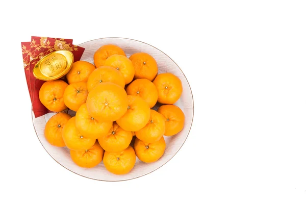 Мандаринские апельсины, золотые самородки, красные пакеты с удачей. — стоковое фото