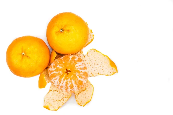 Laranjas de tangerina doces e suculentas descascadas no fundo branco — Fotografia de Stock