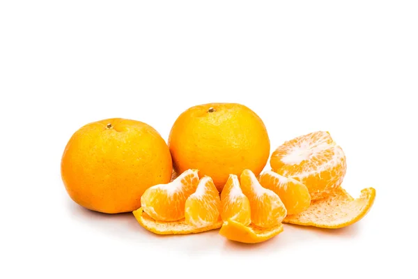 Laranjas de tangerina doces e suculentas descascadas no fundo branco — Fotografia de Stock