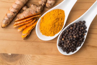 Zerdeçal kök ve karabiber kombinasyonu curcumin emilimini artırır