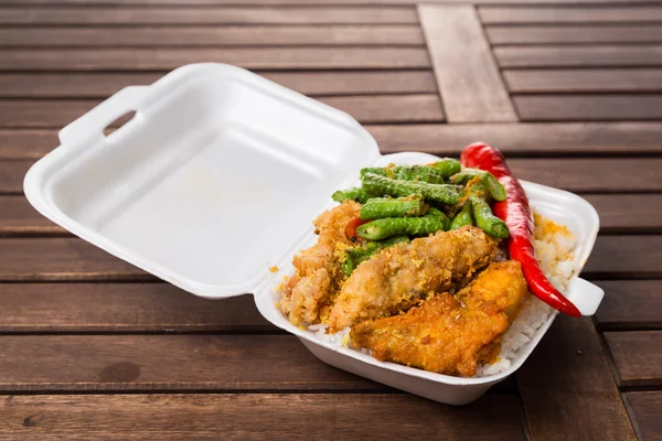 Cómodas pero poco saludables loncheras de poliestireno con comida para llevar — Foto de Stock