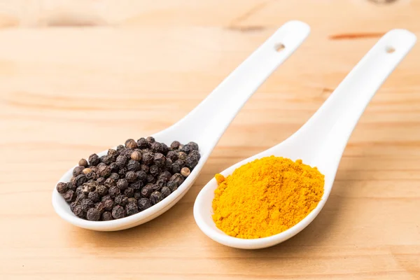 Turmeric roots and black pepper combination enhances curcumin absorbtion — Stock Photo, Image