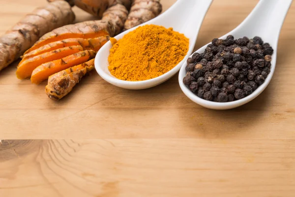 Turmeric roots and black pepper combination enhances curcumin absorbtion — Stock Photo, Image