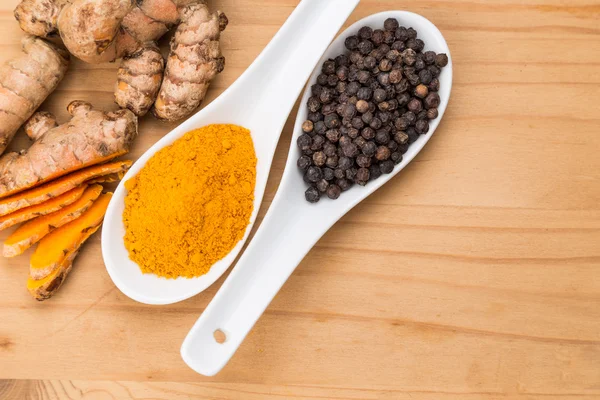 Turmeric roots and black pepper combination enhances curcumin absorbtion — Stock Photo, Image