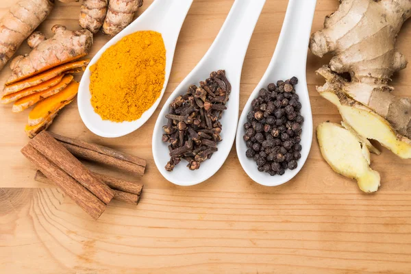 Ingredients for turmeric tea consisting ginger, cinnamon, cloves — ストック写真