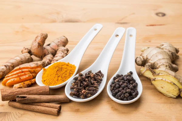 Ingredients for turmeric tea consisting ginger, cinnamon, cloves — Stock Photo, Image