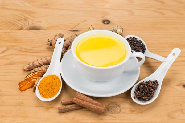 Té de leche de cúrcuma saludable con jengibre, canela, clavo de olor, pimienta negra —  Fotos de Stock