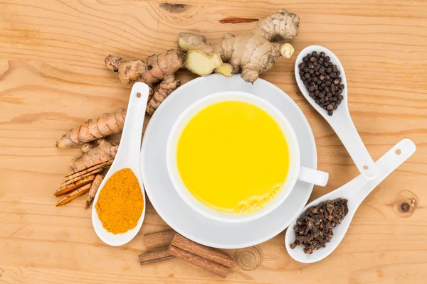 Té de leche de cúrcuma saludable con jengibre, canela, clavo de olor, pimienta negra — Foto de Stock