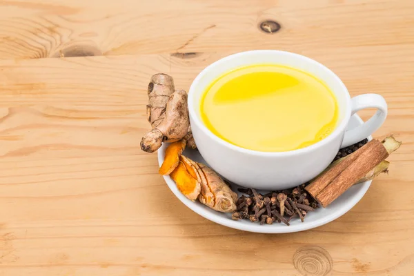 Té de leche de cúrcuma saludable con jengibre, canela, clavo de olor, papper negro — Foto de Stock