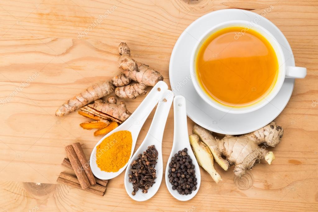 Té de cúrcuma saludable con pimienta negra, canela, clavo de olor y