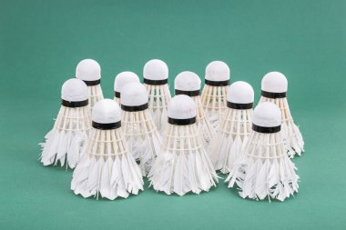 Kullanılan grup ve badminton raketle yeşil cour üzerinde dışarı worned
