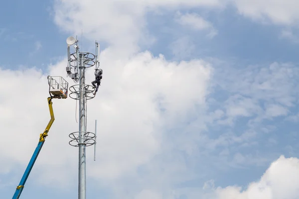 Arbeiter installiert Antenne auf hohen Telekommunikationsturm mit c — Stockfoto
