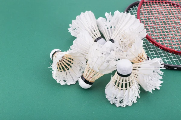 Grupo de worned fora badminton shuttlecock com raquetes no tribunal — Fotografia de Stock