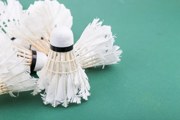 Heaps of used and worned out badminton shuttlecock on green cour — Stock Photo, Image