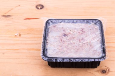 Uygun paket çiğ kıyma köpek maması mühürlü küvette