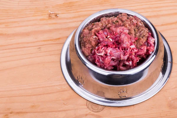 Свежий и питательный мясной корм для собак в миске — стоковое фото