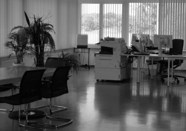 Boş bir ofisin siyah beyaz resmi
