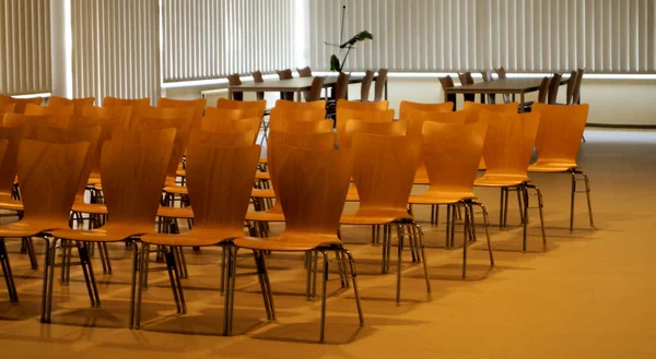 Boş bir konferans salonunun resmi