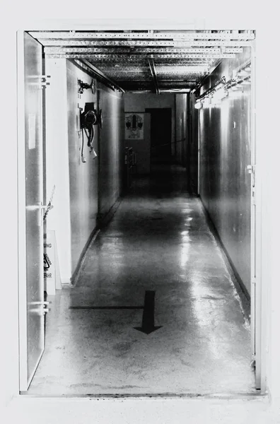 Eski bir koridorun resmi