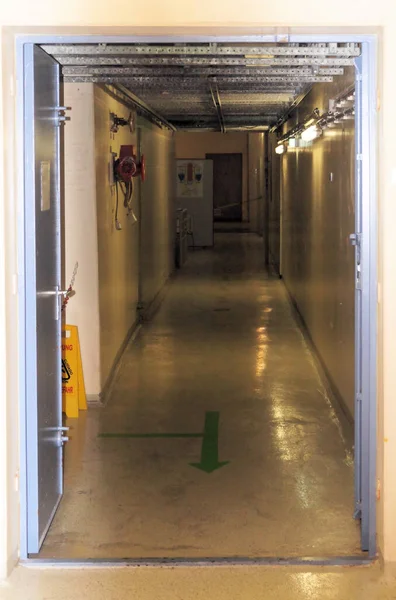 Eski bir koridorun resmi