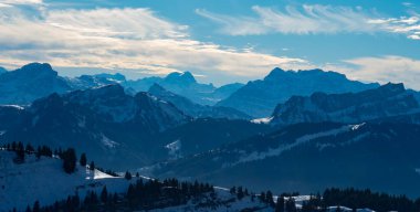 Neckertaler Hoehenweg 'den Alpler' in merkezine doğru çeşitli dağlık tepeleri görüntüle