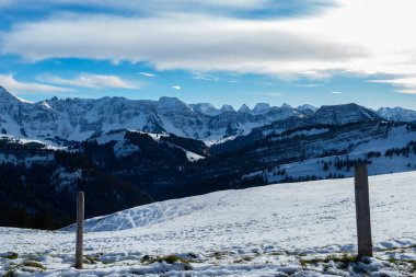 Karla kaplı bir çayırdan İsviçre dağ sırtlarına kadar