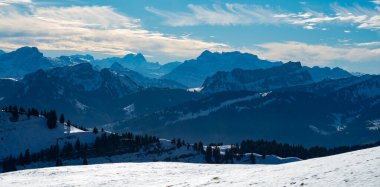 İsviçre 'nin orta Alpleri' nin karla kaplı otlağından manzara