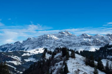 Appenzell tepelerinin üzerinden Saentis 'e bak, ünlü bir İsviçre dağı.