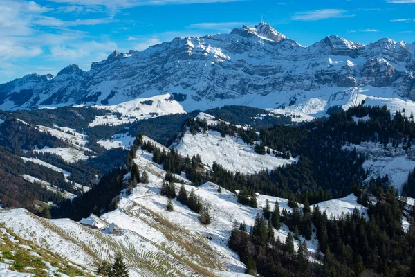 Vista sobre las colinas de Appenzell a Saentis, una famosa montaña suiza — Foto de Stock