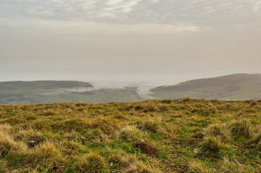 Bir sonbahar günü Biel Gölü 'nün sisi üzerindeki İsviçre Jura zincirinden görüntü