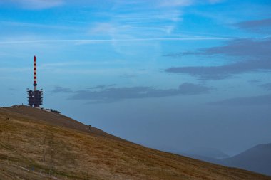 İsviçre 'deki Jura dağlarında sinyal kulesiyle doruk noktası. 