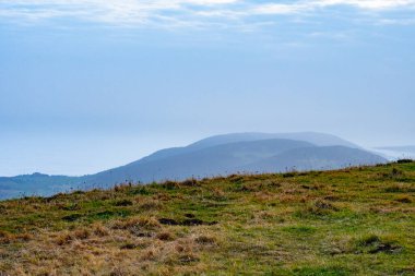 Bir sonbahar günü Biel Gölü 'nün sisi üzerindeki İsviçre Jura zincirinden görüntü