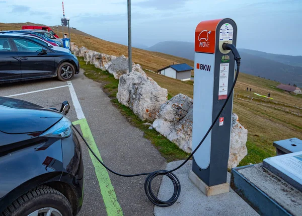 Chasseral, İsviçre - 7 Kasım 2020: Elektrikli arabaların şarjı