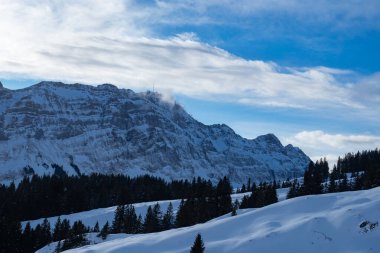 Appenzell 'deki tepelerden Saentis' e, İsviçre 'deki bir dağa bak.