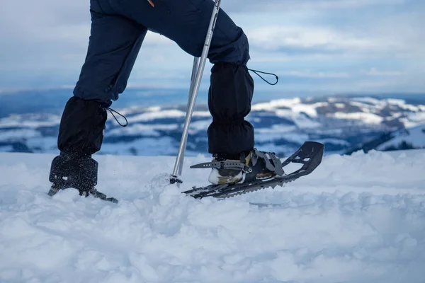 一名雪鞋徒步旅行者沿着瑞士克伦堡山脊行走 — 图库照片